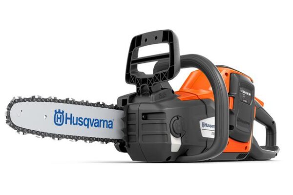 Pilarka akumulatorowa Husqvarna 225i z akumulatorem i ładowarką.
